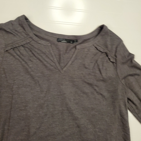 Prana Nitty Split V-Neck Ruffle Detail Long Sleeve Tee Shirt Top Size Small - Picture 5 of 7